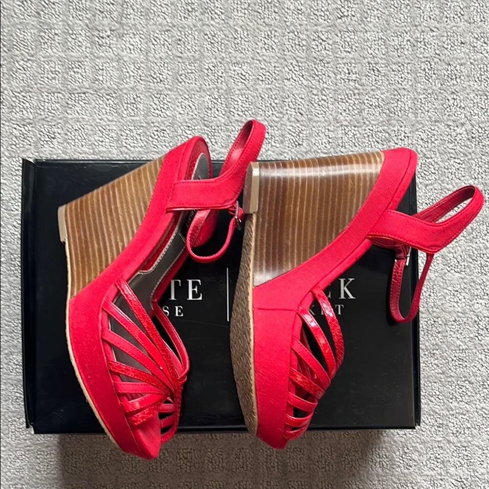 White House Black Market “Jalissa” Strappy Wedge Sandal Shoes Flame Red Size 8M - Picture 4 of 7